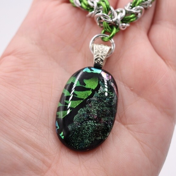 Handmade Woven Chain Maille Green & Silver Pendant Bracelet - Picture 7 of 7